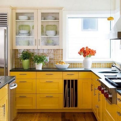 橙色，欢快而明亮，加上黄色的璀璨，黑色的深沉来调配，明亮而温馨