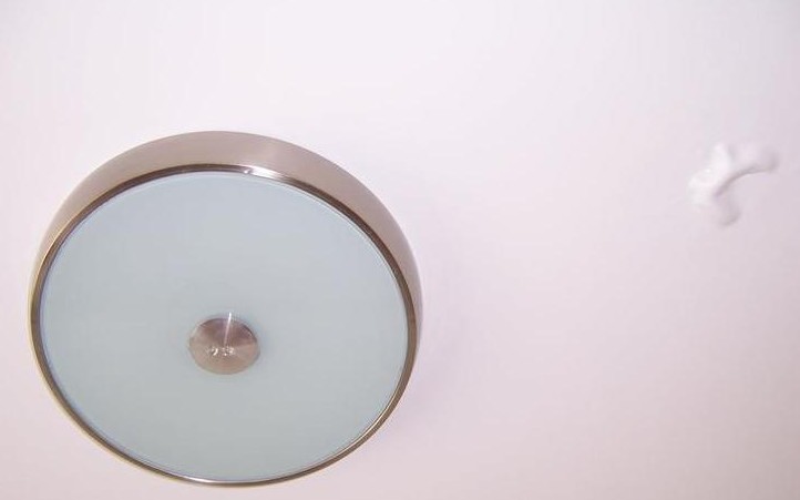 刷完乳胶漆二个月后出现裂纹、起泡怎么补救?