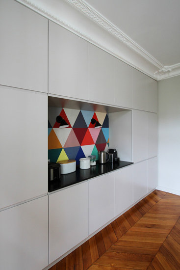 抢眼缤纷背景墙 12图个性元素打造四口之家