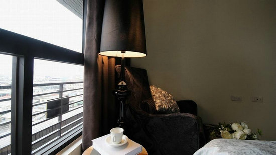 狭长房型巧设计 132平新古典风敞亮公寓