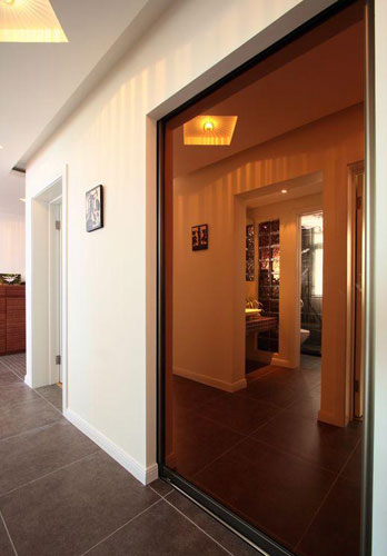 网友曝光简约的玫红色闺房 现代色彩让人倾心 网友曝光简约的玫红色闺房 现代色彩让人倾心