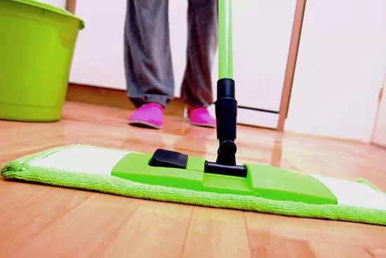 冬季地板保养略有不同，地板也需要护肤