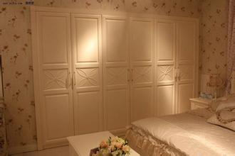 旧衣柜翻新，重新刷漆好还是贴壁纸好?