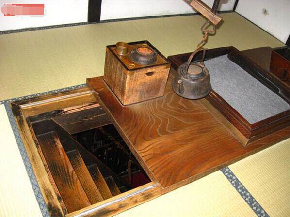 朋友家地上有个门!里面景象把我惊呆了!