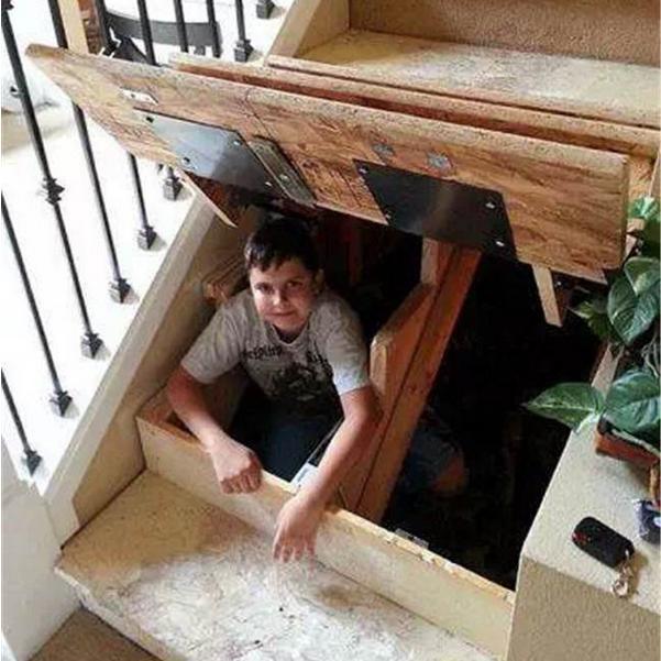 朋友家地上有个门!里面景象把我惊呆了!