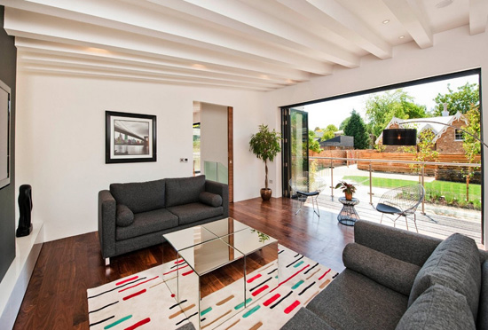 客厅阳台的风水禁忌，防止阳台漏气退财