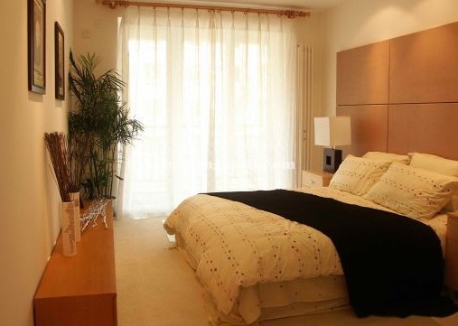 卧室床头摆放忌空隙