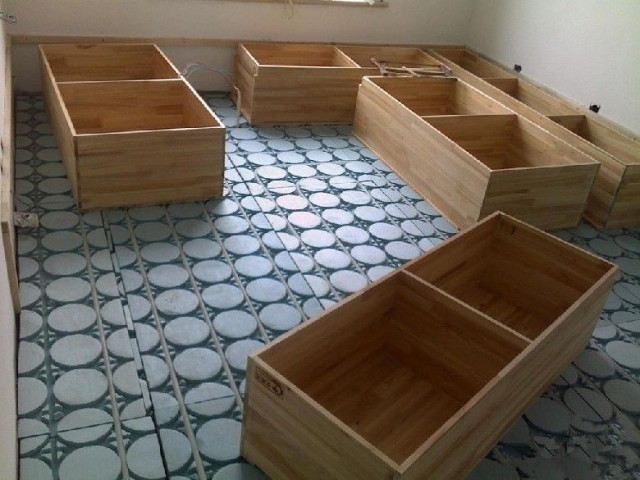 按照榻榻米地台大小打制不同规格的箱体