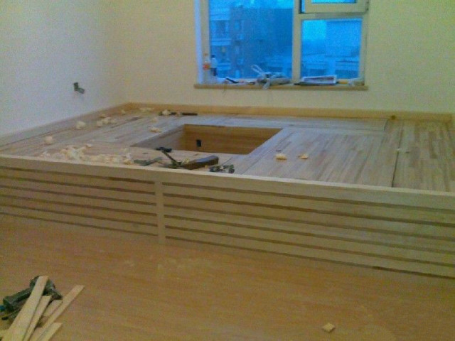 按照榻榻米箱体规格制作盖板与外立面造型